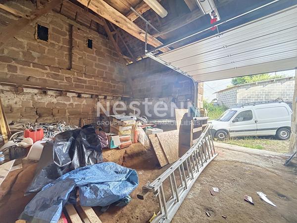 Maison avec corps de ferme à vendre à Varetz : Terrain de 5ha avec sources, Garages électriques, plan architecte disponible pour un potentiel de 150m2 habitable.