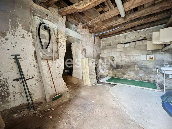 Maison avec corps de ferme à vendre à Varetz : Terrain de 5ha avec sources, Garages électriques, plan architecte disponible pour un potentiel de 150m2 habitable.
