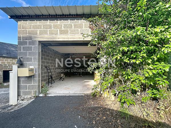 Maison avec corps de ferme à vendre à Varetz : Terrain de 5ha avec sources, Garages électriques, plan architecte disponible pour un potentiel de 150m2 habitable.