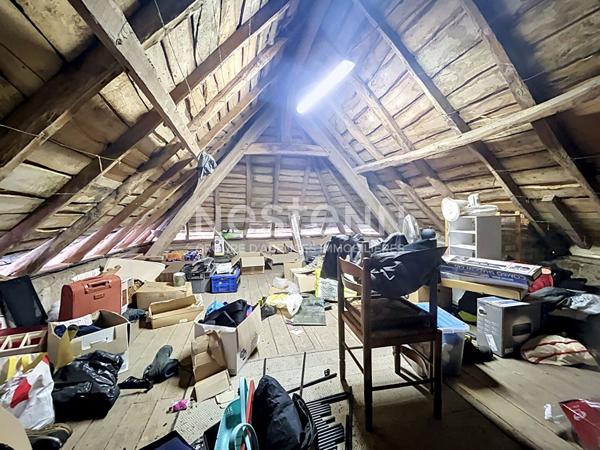 Maison avec corps de ferme à vendre à Varetz : Terrain de 5ha avec sources, Garages électriques, plan architecte disponible pour un potentiel de 150m2 habitable.