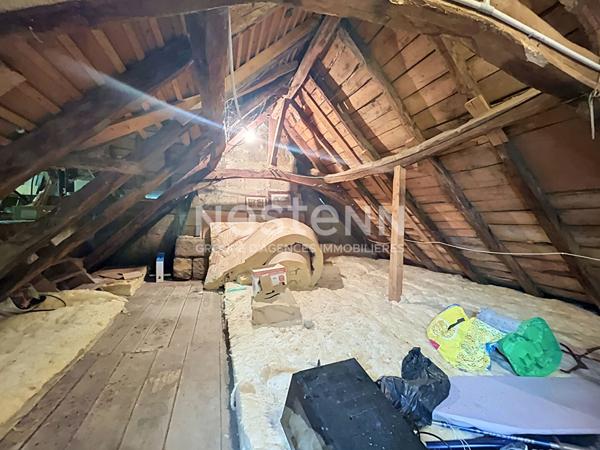 Maison avec corps de ferme à vendre à Varetz : Terrain de 5ha avec sources, Garages électriques, plan architecte disponible pour un potentiel de 150m2 habitable.