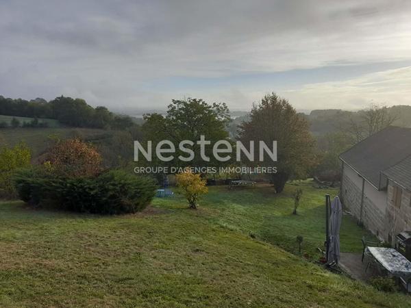 Maison avec corps de ferme à vendre à Varetz : Terrain de 5ha avec sources, Garages électriques, plan architecte disponible pour un potentiel de 150m2 habitable.