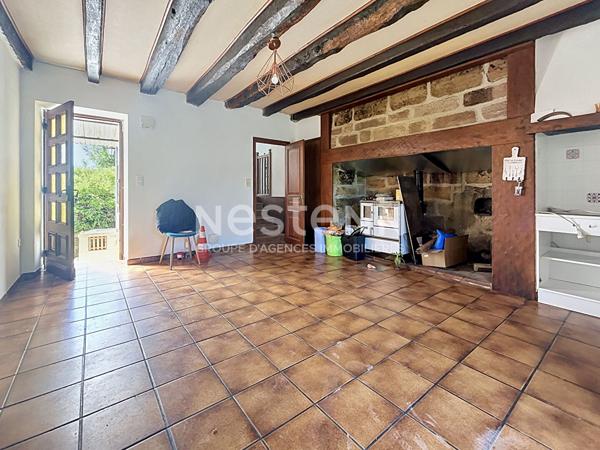 Maison avec corps de ferme à vendre à Varetz : Terrain de 5ha avec sources, Garages électriques, plan architecte disponible pour un potentiel de 150m2 habitable.