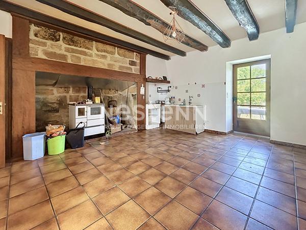 Maison avec corps de ferme à vendre à Varetz : Terrain de 5ha avec sources, Garages électriques, plan architecte disponible pour un potentiel de 150m2 habitable.