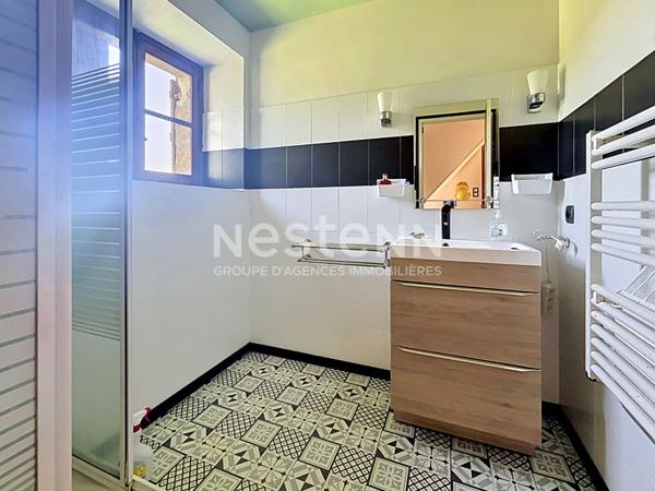 Maison avec corps de ferme à vendre à Varetz : Terrain de 5ha avec sources, Garages électriques, plan architecte disponible pour un potentiel de 150m2 habitable.