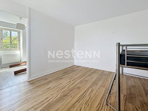 Maison avec corps de ferme à vendre à Varetz : Terrain de 5ha avec sources, Garages électriques, plan architecte disponible pour un potentiel de 150m2 habitable.