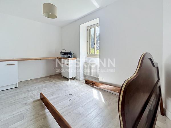 Maison avec corps de ferme à vendre à Varetz : Terrain de 5ha avec sources, Garages électriques, plan architecte disponible pour un potentiel de 150m2 habitable.