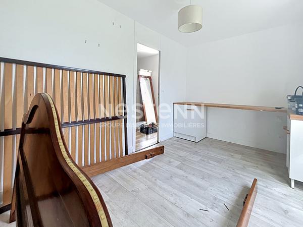 Maison avec corps de ferme à vendre à Varetz : Terrain de 5ha avec sources, Garages électriques, plan architecte disponible pour un potentiel de 150m2 habitable.