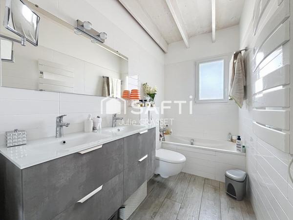 MAISON STYLE LOFT AVEC GRAND GARAGE ET EXTERIEURS