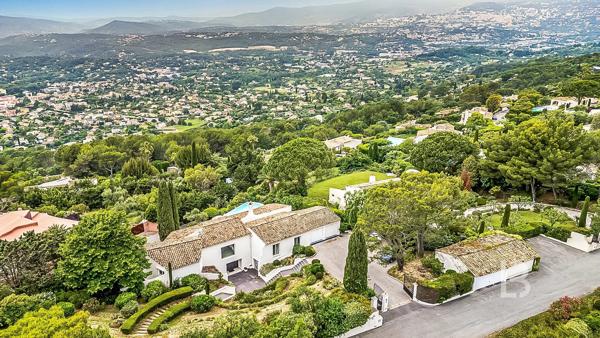 Proche Mougins, splendide villa dans domaine fermé à la vente