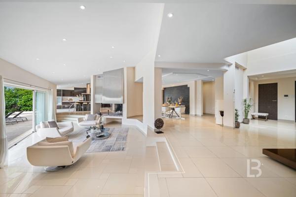 Proche Mougins, splendide villa dans domaine fermé à la vente