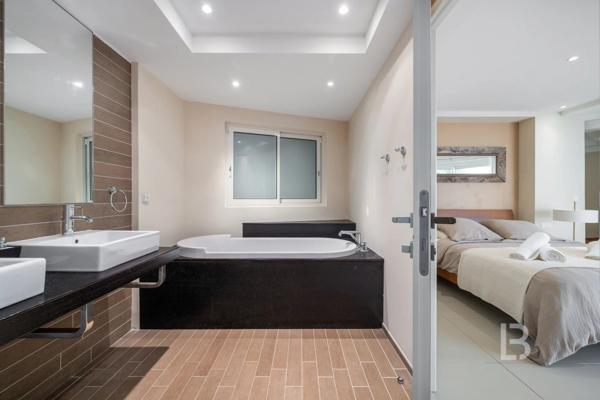 Proche Mougins, splendide villa dans domaine fermé à la vente