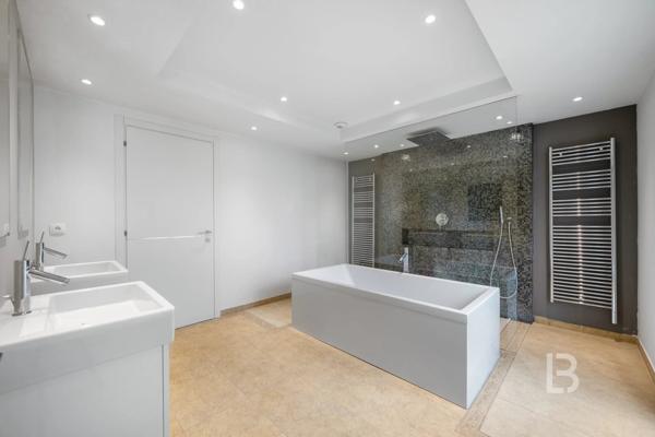 Proche Mougins, splendide villa dans domaine fermé à la vente