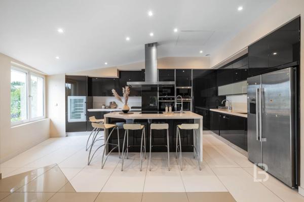 Proche Mougins, splendide villa dans domaine fermé à la vente