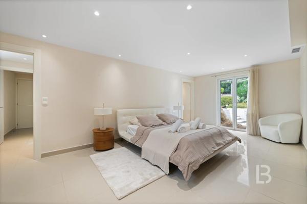 Proche Mougins, splendide villa dans domaine fermé à la vente