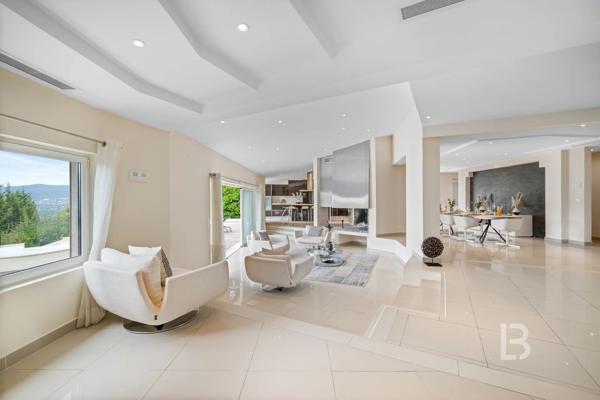 Proche Mougins, splendide villa dans domaine fermé à la vente