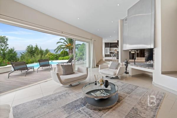 Proche Mougins, splendide villa dans domaine fermé à la vente