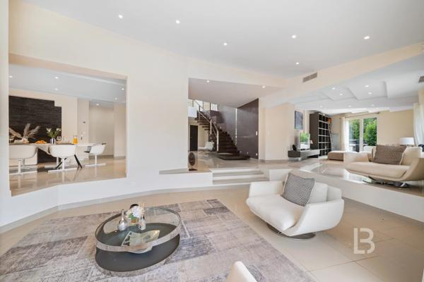 Proche Mougins, splendide villa dans domaine fermé à la vente