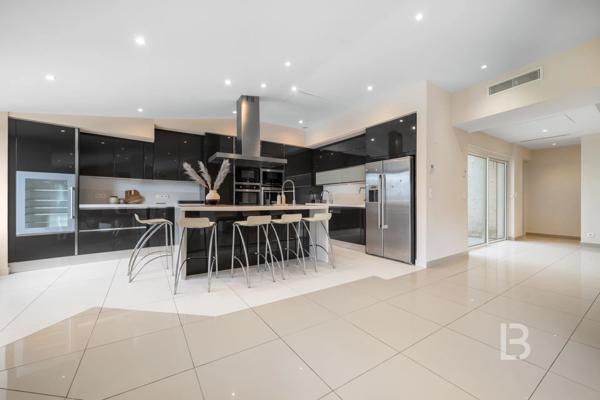 Proche Mougins, splendide villa dans domaine fermé à la vente