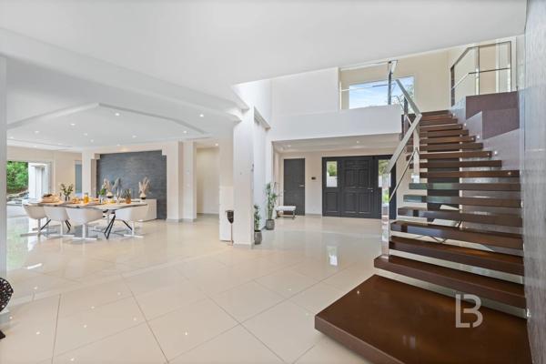 Proche Mougins, splendide villa dans domaine fermé à la vente