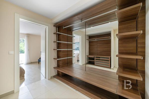 Proche Mougins, splendide villa dans domaine fermé à la vente