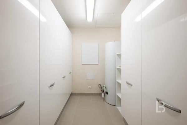 Proche Mougins, splendide villa dans domaine fermé à la vente