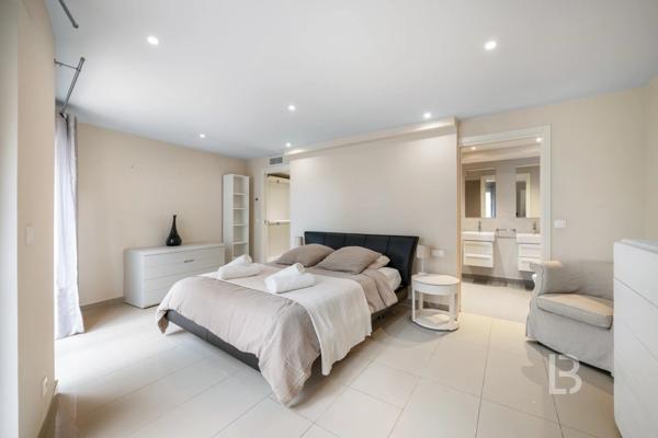 Proche Mougins, splendide villa dans domaine fermé à la vente