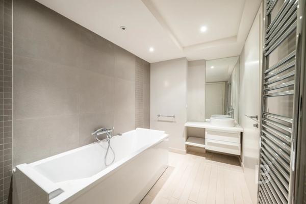 Proche Mougins, splendide villa dans domaine fermé à la vente