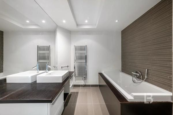 Proche Mougins, splendide villa dans domaine fermé à la vente