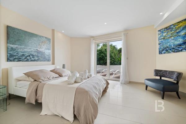 Proche Mougins, splendide villa dans domaine fermé à la vente