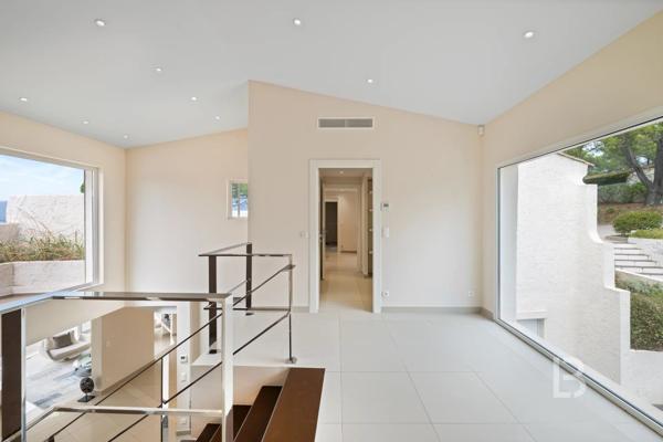 Proche Mougins, splendide villa dans domaine fermé à la vente