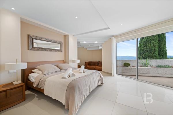 Proche Mougins, splendide villa dans domaine fermé à la vente