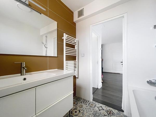 T4 BAIGNE DE LUMIERE BALCON CAVE PARKING