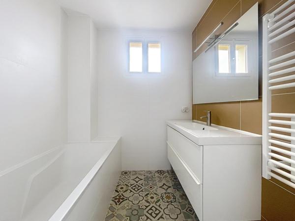 T4 BAIGNE DE LUMIERE BALCON CAVE PARKING