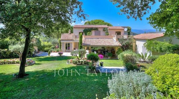 Biot - Charmante villa en position dominante avec jardin exceptionnel et piscine