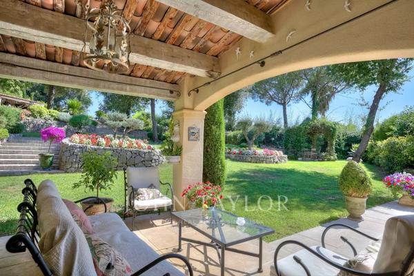 Biot - Charmante villa en position dominante avec jardin exceptionnel et piscine