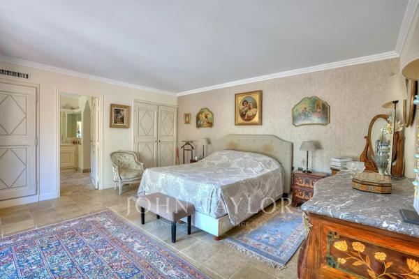 Biot - Charmante villa en position dominante avec jardin exceptionnel et piscine
