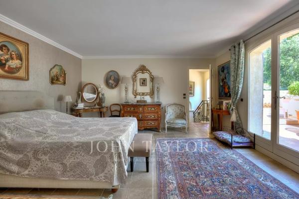Biot - Charmante villa en position dominante avec jardin exceptionnel et piscine