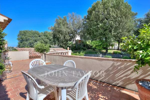 Biot - Charmante villa en position dominante avec jardin exceptionnel et piscine