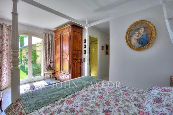Biot - Charmante villa en position dominante avec jardin exceptionnel et piscine