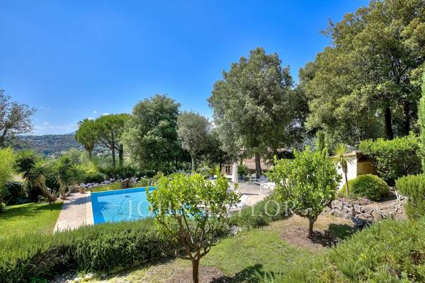 Biot - Charmante villa en position dominante avec jardin exceptionnel et piscine
