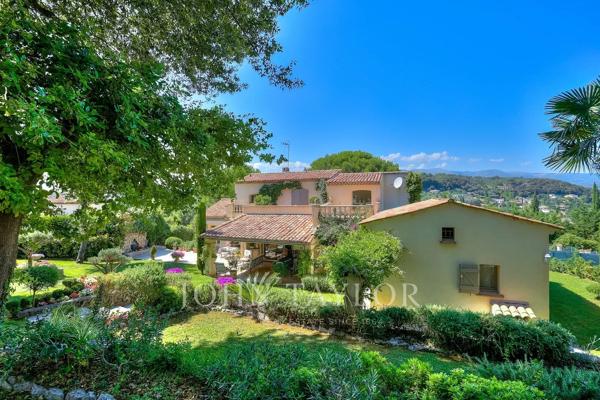 Biot - Charmante villa en position dominante avec jardin exceptionnel et piscine