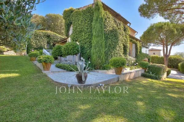 Biot - Charmante villa en position dominante avec jardin exceptionnel et piscine