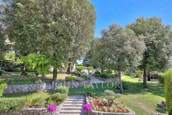 Biot - Charmante villa en position dominante avec jardin exceptionnel et piscine