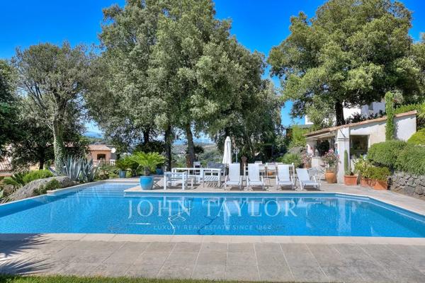 Biot - Charmante villa en position dominante avec jardin exceptionnel et piscine
