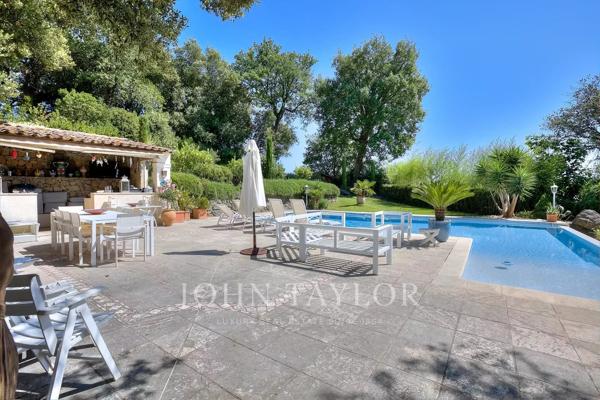 Biot - Charmante villa en position dominante avec jardin exceptionnel et piscine