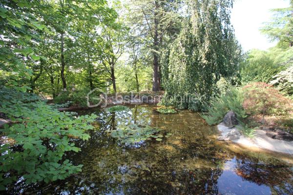 Dans le secteur de La Tourronde, à quelques minutes du centre de Gap, découvrez cette demeure de caractère implantée au cœur d’un vaste parc arboré.

Dès l’arrivée, la propriété séduit par son atmosphère : parc arboré, végétation généreuse, terrasses et piscine composent un extérieur intime, à l’abri des regards.

À l’intérieur, la maison a conservé une véritable personnalité. Les volumes, les ouvertures cintrées, les parquets, les éléments décoratifs et la cheminée monumentale en pierre donnent beaucoup de charme à l’ensemble.

La pièce de vie bénéficie d’une belle ouverture sur les extérieurs et communique naturellement avec les terrasses. La cuisine, indépendante et pleine de caractère, dispose elle aussi d’un accès direct vers le jardin.

L’espace nuit propose plusieurs chambres aux volumes confortables, certaines bénéficiant d’un accès extérieur, ainsi que les pièces d’eau nécessaires à une vie familiale.

Le bien dispose également d'un vaste sous-sol comprenant notamment un garage d'environ 63 m², un atelier et une cave à vin, offrant de véritables espaces complémentaires de stationnement et de rangement.

À l’extérieur, les différents espaces permettent de profiter du jardin au fil de la journée : grande terrasse, terrasse ombragée, piscine, bassin et parc arboré. Un puits et un système d’arrosage automatique complètent les équipements.

Le chauffage est assuré par une chaudière électrique et des radiateurs électriques ; la production d’eau chaude est également électrique. 

Une propriété singulière, destinée aux acquéreurs recherchant de beaux volumes, du caractère, de grands espaces annexes et un environnement végétalisé, tout en restant à proximité immédiate de Gap.