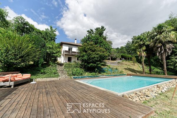 Élégante maison des années 70 avec piscine et jardin arboré