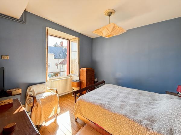 Maison sur 3 niveaux dans le centre-ville d'ETAMPES