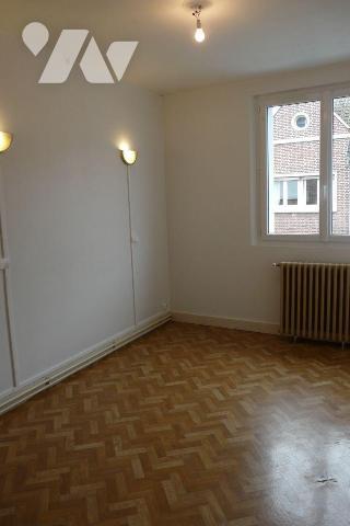  Immeuble divisé en deux logements:
Un logement comprenant au rez-de-chaussée : une entrée, un...